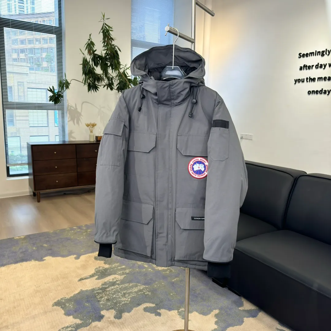 P800 🇨🇦Canada Goose "Canada Goose" 🇨🇦 Beichen White / 08 Expedition Parka 4660M Product color: black, off-white, red, sand pink, sky blue, graphite gray, Beichen white, navy, sky blue, gray camouflage gray black label Product size: XS, S, M, L, XL, XXL The Expedition was originally a parka designed for scientists at the McMurdo Research Station in Antarctica. Whether your next journey takes you into the frozen urban jungle or across uncharted ice fields, wear Canada Goose's Expedition Parka and get proven results year after year in Antarctica by the National Science Foundation's Center for Polar Research.  Material list: 1⃣ Uses Y-shaped Velcro imported from Taiwan (exclusive in the market) 2⃣ Uses 18-count polyester-cotton blended fabric imported from South Korea (authentic synchronized fabric) 3⃣ National standard 80% white duck down, (zp uses 80% white duck down/90% of all boasts are fake) 4⃣ Western Canadian coyote hair (non-market dyed fox hair filled with wolf hair) Material analysis characteristics: 1⃣ The original/polyester-cotton fabric has a high polyester fiber content, and the polyester-cotton fabric has high heat and light resistance and good stability. It has bright colors, high fiber strength, durability, light resistance, heat resistance, and straightness. 2⃣ As we all know, the original version uses 80% white duck down. The fill power refers to the cubic inches of volume occupied by each ounce (30 grams) of down under certain conditions. If one ounce of down occupies 500 cubic inches, the fill power of the down is 500. So we can simply understand it as: fill power is the volume of down, and the volume of down is fill power. The higher the fill power of down, it means that under the same filling amount, down can fix a larger volume of air layer to keep warm and insulate, so the warmth retention of down is better. 3⃣ Western Canadian coyote hair, "large range of selected neck hair" is soft and fluffy, each wolf hair is 60-63 long / 14-16 wide at the peak, this width + preferred parts. It is basically unmatched by the same industry